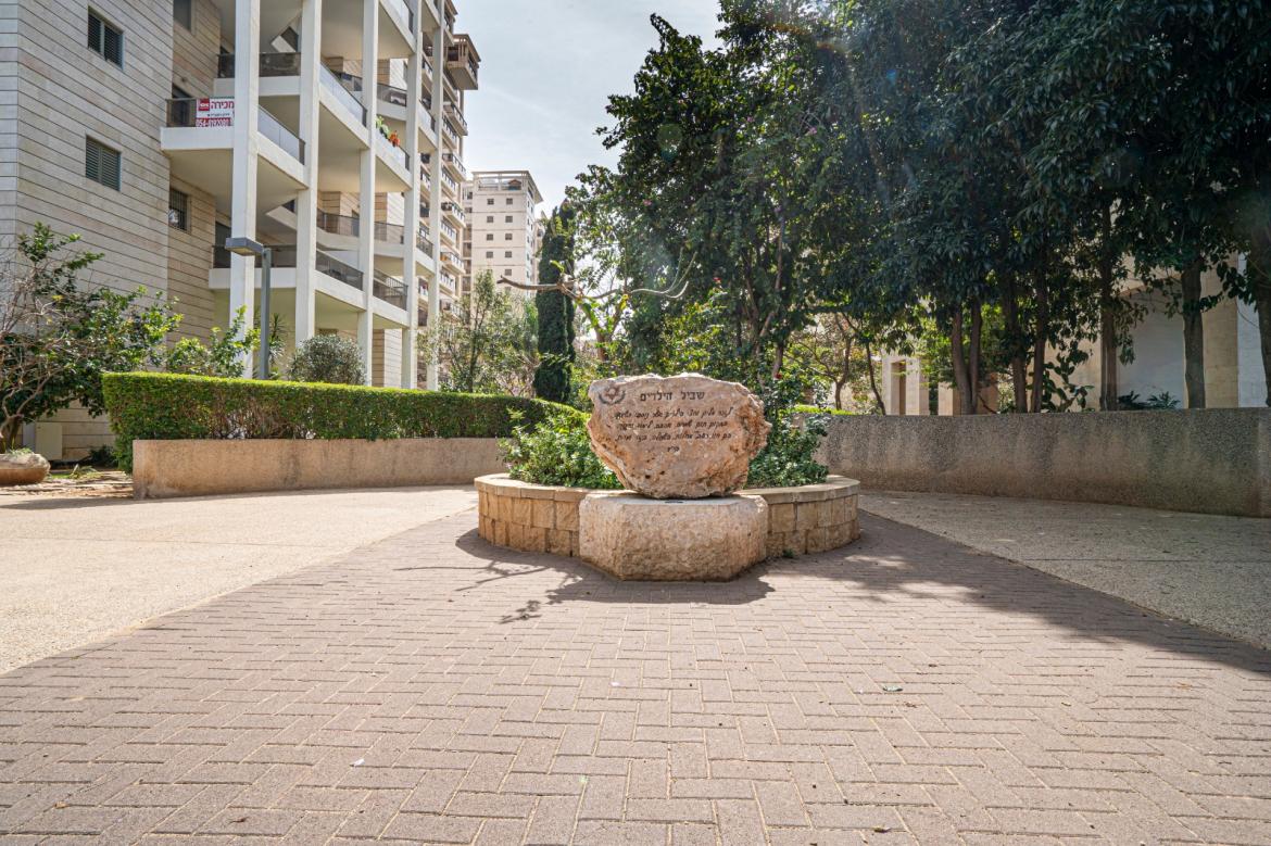אנדרטת שביל כל הילדים